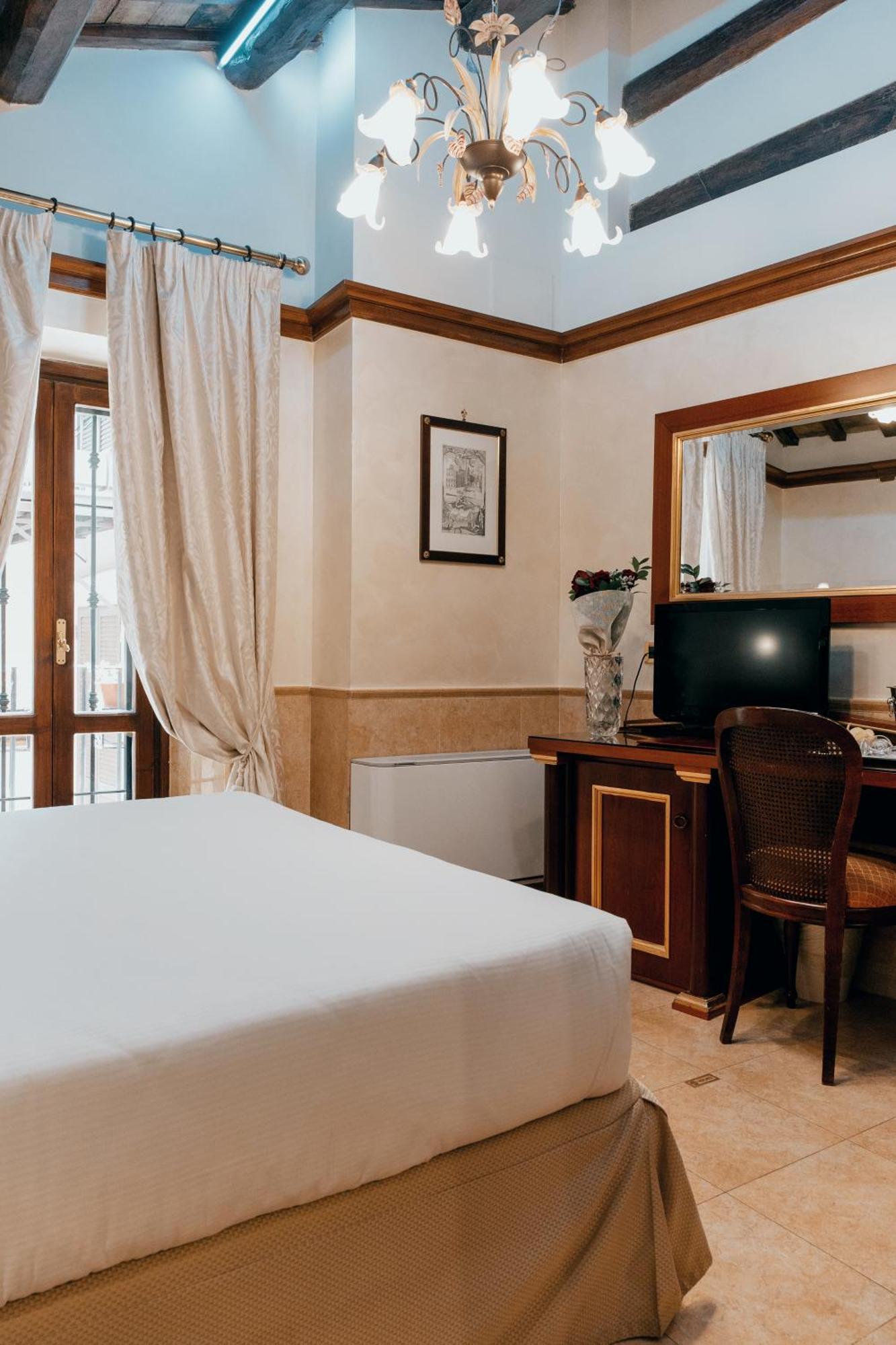 Hotel Pantheon 4*